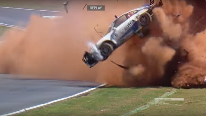 Έπειτα από επαφή με άλλο αγωνιζόμενο, η Porsche του Piquet έφερε 9 τούμπες στον αέρα!